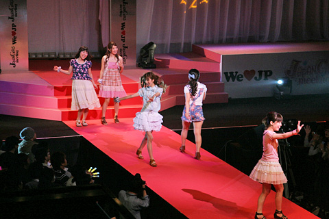 “カワイイ・ジャパン”のカッティングエッジはこれだ！新機軸ファッションイベント『JAPAN GIRLS MEETING2011』が開催――アイドリング!!!や℃-ute、DANCEROIDがランウェイで輝いた！-3
