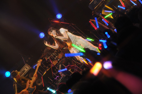 シンガー・今井麻美の表現する色鮮やかな世界を堪能！「今井麻美 2nd Live in Shibuya O-EAST」の模様をお届け!!