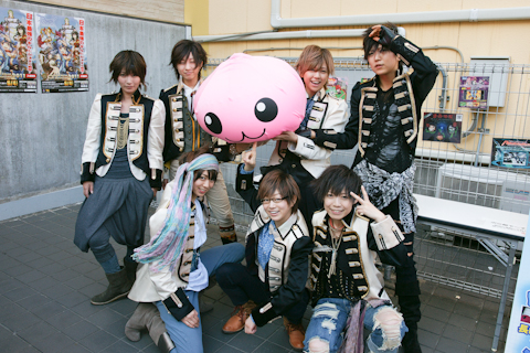 華麗な剣舞でも魅せた！　“ガンホーフェスティバル2011”腐男塾ライブをレポート！-16