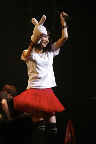 LiSA初のソロツアー『LiVE is Smile Always～Letters to U～』渋谷O-EAST公演をスペシャルレポート――アーティストとしての世界観を確立して展開された最高のショーに彼女の大きな成長をみた！！の画像-4