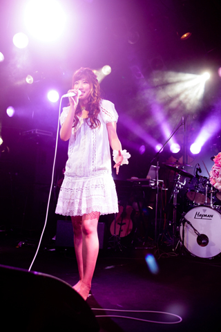 “吉岡亜衣加 First Live Tour 2011「心（ここ）で逢いましょう」”をレポート――「みんなの心に触れられたツアーになったと思います。ありがとう……」-1