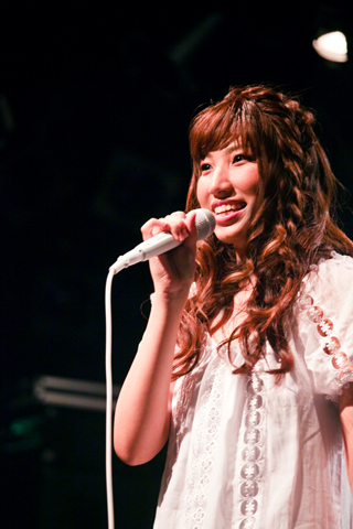 “吉岡亜衣加 First Live Tour 2011「心（ここ）で逢いましょう」”をレポート――「みんなの心に触れられたツアーになったと思います。ありがとう……」-2