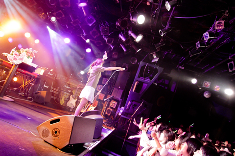 “吉岡亜衣加 First Live Tour 2011「心（ここ）で逢いましょう」”をレポート――「みんなの心に触れられたツアーになったと思います。ありがとう……」-3