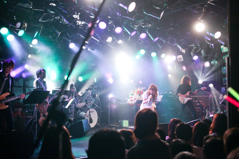 “吉岡亜衣加 First Live Tour 2011「心（ここ）で逢いましょう」”をレポート――「みんなの心に触れられたツアーになったと思います。ありがとう……」-4