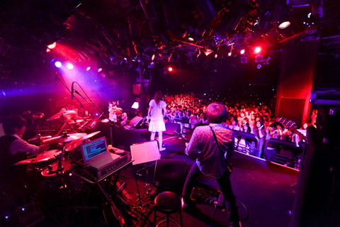 “吉岡亜衣加 First Live Tour 2011「心（ここ）で逢いましょう」”をレポート――「みんなの心に触れられたツアーになったと思います。ありがとう……」-5