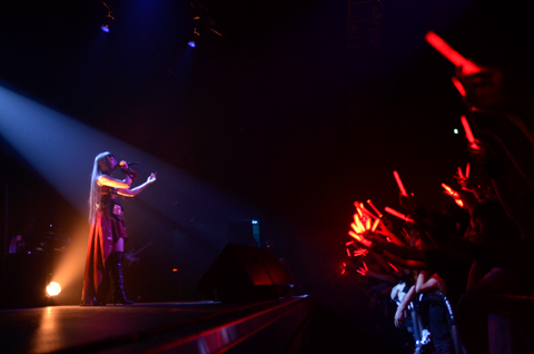 “Asriel” らしい、ミステリアスでファンタジックなステージに音が降り注ぐ――「Asriel Live“NOIR LABYRINTH”」をレポート!-1