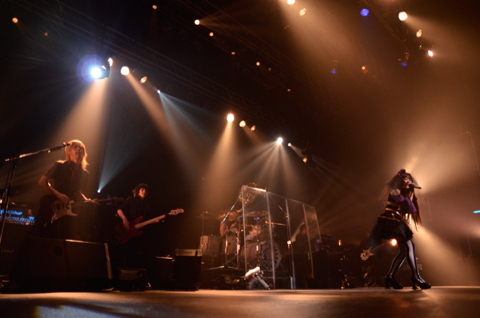 “Asriel” らしい、ミステリアスでファンタジックなステージに音が降り注ぐ――「Asriel Live“NOIR LABYRINTH”」をレポート!-2