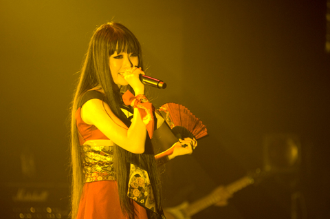 “Asriel” らしい、ミステリアスでファンタジックなステージに音が降り注ぐ――「Asriel Live“NOIR LABYRINTH”」をレポート!-3