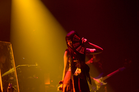 “Asriel” らしい、ミステリアスでファンタジックなステージに音が降り注ぐ――「Asriel Live“NOIR LABYRINTH”」をレポート!-4