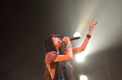 “Asriel” らしい、ミステリアスでファンタジックなステージに音が降り注ぐ――「Asriel Live“NOIR LABYRINTH”」をレポート!-5