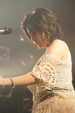 自由な雰囲気のなかゆったりと音を楽しむ――そしてラストはファンと声を揃えての大団円！美郷あき「Aki Misato Live Tour 2011～My Honesty～」渋谷O-WESTライブをレポート-5