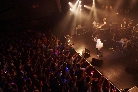 自由な雰囲気のなかゆったりと音を楽しむ――そしてラストはファンと声を揃えての大団円！美郷あき「Aki Misato Live Tour 2011～My Honesty～」渋谷O-WESTライブをレポート-7