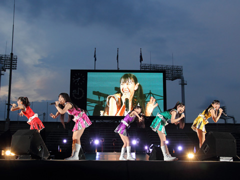 夜更けにつれてハイテンションに！ももクロZが神宮花火大会でライブ！豪華アーティストと共演だ！-3