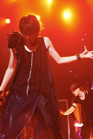 宮野真守が『MAMORU MIYANO LIVE TOUR 2011 ～STANDING!～』公演は超大物ゲストも登場してファン思わず号泣！？――ライブレポで誌上再現！-4