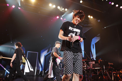 宮野真守が『MAMORU MIYANO LIVE TOUR 2011 ～STANDING!～』公演は超大物ゲストも登場してファン思わず号泣！？――ライブレポで誌上再現！-7