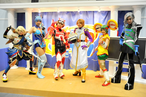 【キャラホビ2011】コスプレレポ（２）――新設されたメイク用パウダールーム＆荷物置き場！豪華なコスプレプラザもキャラホビの魅力だ！そんなキャラホビのレイヤーさんを大紹介！テニプリといえば……！？テニスバッグ！-11