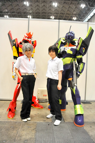 【キャラホビ2011】コスプレレポ（３）――新設されたメイク用パウダールーム＆荷物置き場！豪華なコスプレプラザもキャラホビの魅力だ！そんなキャラホビのレイヤーさんを大紹介！キャラになりきるためのポイントはアイメイク！？-1