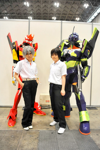 【キャラホビ2011】コスプレレポ（３）――新設されたメイク用パウダールーム＆荷物置き場！豪華なコスプレプラザもキャラホビの魅力だ！そんなキャラホビのレイヤーさんを大紹介！キャラになりきるためのポイントはアイメイク！？-2