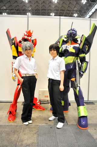 【キャラホビ2011】コスプレレポ（３）――新設されたメイク用パウダールーム＆荷物置き場！豪華なコスプレプラザもキャラホビの魅力だ！そんなキャラホビのレイヤーさんを大紹介！キャラになりきるためのポイントはアイメイク！？-3