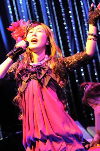 新旧の楽曲を音質を追求してパフォーマンス！　“『志方あきこライブ2011 ～ライラニア～』Akiko Shikata Live 2011 ～laylania～”レポート