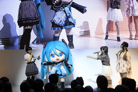 【TGS2011】初音ミクたちに、初めて担当声優たちが声をつけるサプライズ発表も! アイマスチームの乱入でも盛り上がったセガ『初音ミク』ステージ!-2