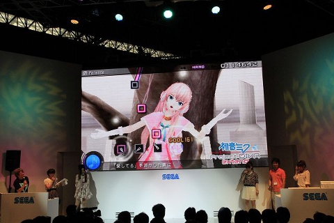 【TGS2011】初音ミクたちに、初めて担当声優たちが声をつけるサプライズ発表も! アイマスチームの乱入でも盛り上がったセガ『初音ミク』ステージ!-4