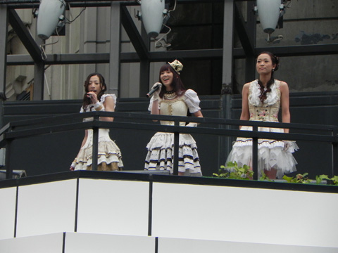 渋谷の街をジャック中のKalafinaが渋谷でシークレットライブ開催――小雨のなか「Eden」熱唱！