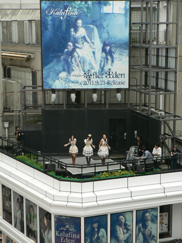 渋谷の街をジャック中のKalafinaが渋谷でシークレットライブ開催――小雨のなか「Eden」熱唱！の画像-4