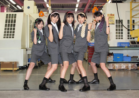 ももいろクローバーＺが東京・大田区の工場で新曲パフォーマンス。全国５大都市でティッシュ配布も-1