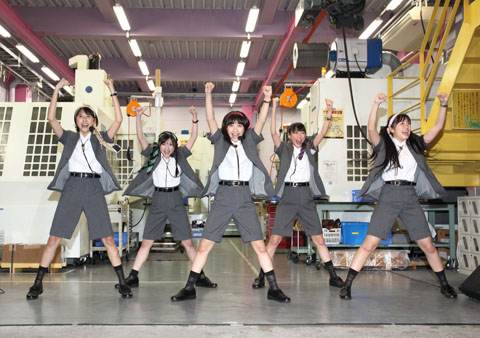 ももいろクローバーＺが東京・大田区の工場で新曲パフォーマンス。全国５大都市でティッシュ配布も-2