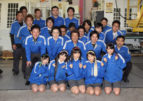 ももいろクローバーＺが東京・大田区の工場で新曲パフォーマンス。全国５大都市でティッシュ配布も-3