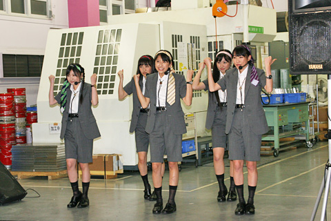 ももいろクローバーＺが東京・大田区の工場で新曲パフォーマンス。全国５大都市でティッシュ配布も-5