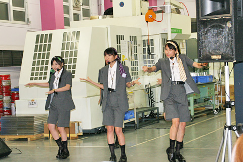 ももいろクローバーＺが東京・大田区の工場で新曲パフォーマンス。全国５大都市でティッシュ配布も-6