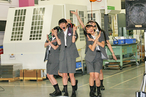 ももいろクローバーＺが東京・大田区の工場で新曲パフォーマンス。全国５大都市でティッシュ配布も-7