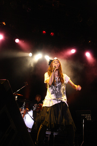 Suaraの織り成す世界観は果てしなく広がる美しい情景――『Suara LIVE TOUR 2011～花凛風月～』大阪・BIGCAT公演の模様をご紹介！-6