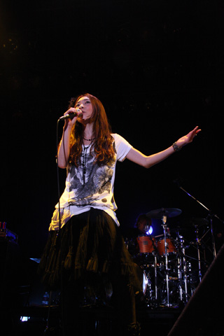 Suaraの織り成す世界観は果てしなく広がる美しい情景――『Suara LIVE TOUR 2011～花凛風月～』大阪・BIGCAT公演の模様をご紹介！-7