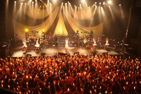 今井麻美ライブツアー「Aroma of happiness」――色とりどりなサイリウムの波に歌と想いを乗せて”ミンゴス”が届けたメッセージは？