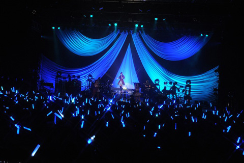 今井麻美ライブツアー「Aroma of happiness」――色とりどりなサイリウムの波に歌と想いを乗せて