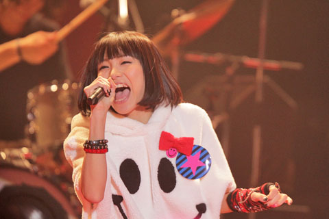 LiSAが渋谷公会堂にてワンマンライブ『LiVE is Smile Always～peace sign～』を開催――パワーあふれるガールズロックの未来を垣間見たスペシャルなステージをレポート！！の画像-1