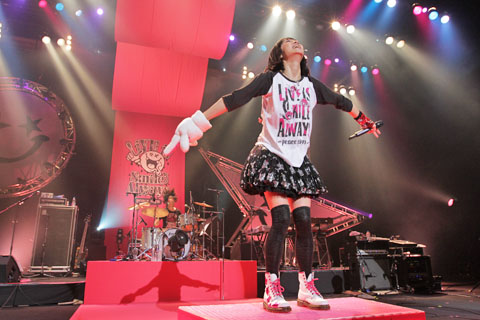 LiSAが渋谷公会堂にてワンマンライブ『LiVE is Smile Always～peace sign～』を開催――パワーあふれるガールズロックの未来を垣間見たスペシャルなステージをレポート！！-5