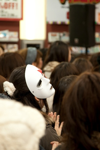 新宿タワレコで森久保祥太郎Newシングル『Mr.CLOWN』発売記念イベントが開催――「少しでも魅力を伝えられるなら」とインストアで初歌唱！-7