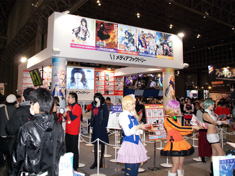 【ACE2012】メディアファクトリーブースでは、人気アニメのヒロインコスプレイヤーがお出迎え！新作グッズの販売は春新番のPVも大公開！-1