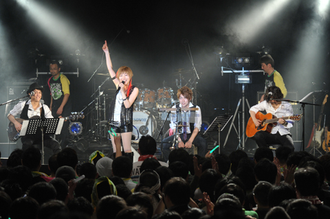 新宿BLAZAで行われた長谷川明子ソロライブ ～Birthday Party 2012～。多くのゲストも参加したバースディライブの様子をお届け！