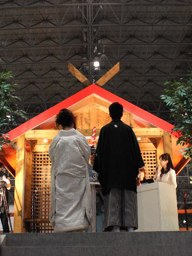 【ニコニコ超会議】 会場には神社が出現！　結婚式も実施！!　しかも、宮司はガムをかみかみ状態！