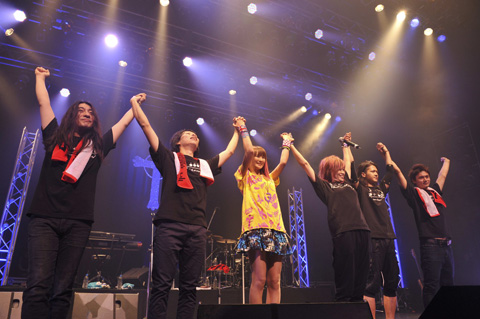 デビュー25周年の田村直美がアニソンカバーライブで会場熱狂！