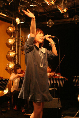 渋谷の地下ステージで響いた歌声！　花澤香菜さん2ndシングル『初恋ノオト』発売記念イベントレポート！　豪華生演奏で、スペシャルなひと時！-1