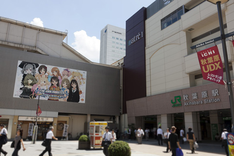 『アイドルマスター シンデレラガールズ』の巨大広告が秋葉原駅前に出現！