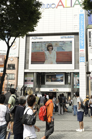 花澤香菜さんが新宿をジャック!?　花澤香菜さんサプライズライブレポート！　新宿の巨大モニターでミュージッククリップも世界初公開！の画像-6