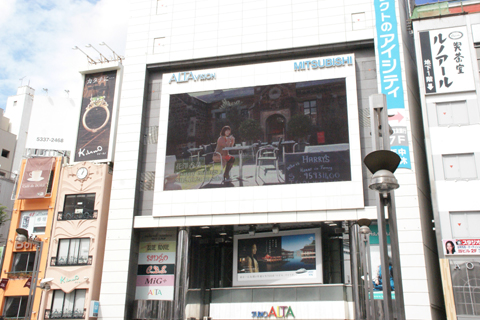 花澤香菜さんが新宿をジャック!?　花澤香菜さんサプライズライブレポート！　新宿の巨大モニターでミュージッククリップも世界初公開！