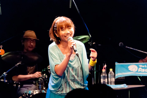 真田アサミさんのバースデーをラジオの公開録音&ライブで祝う！「真田アサミ『The Little Wings 2012』」レポート